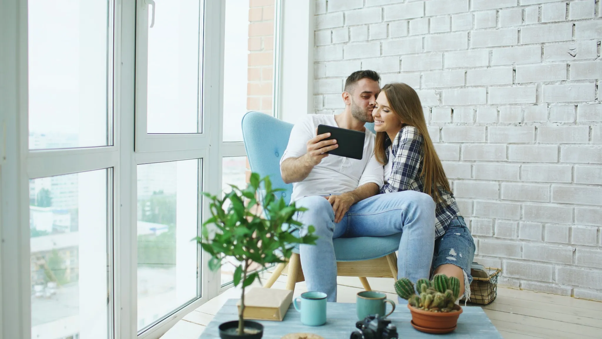 Paar informiert sich über Steuer beim Immobilienverkauf