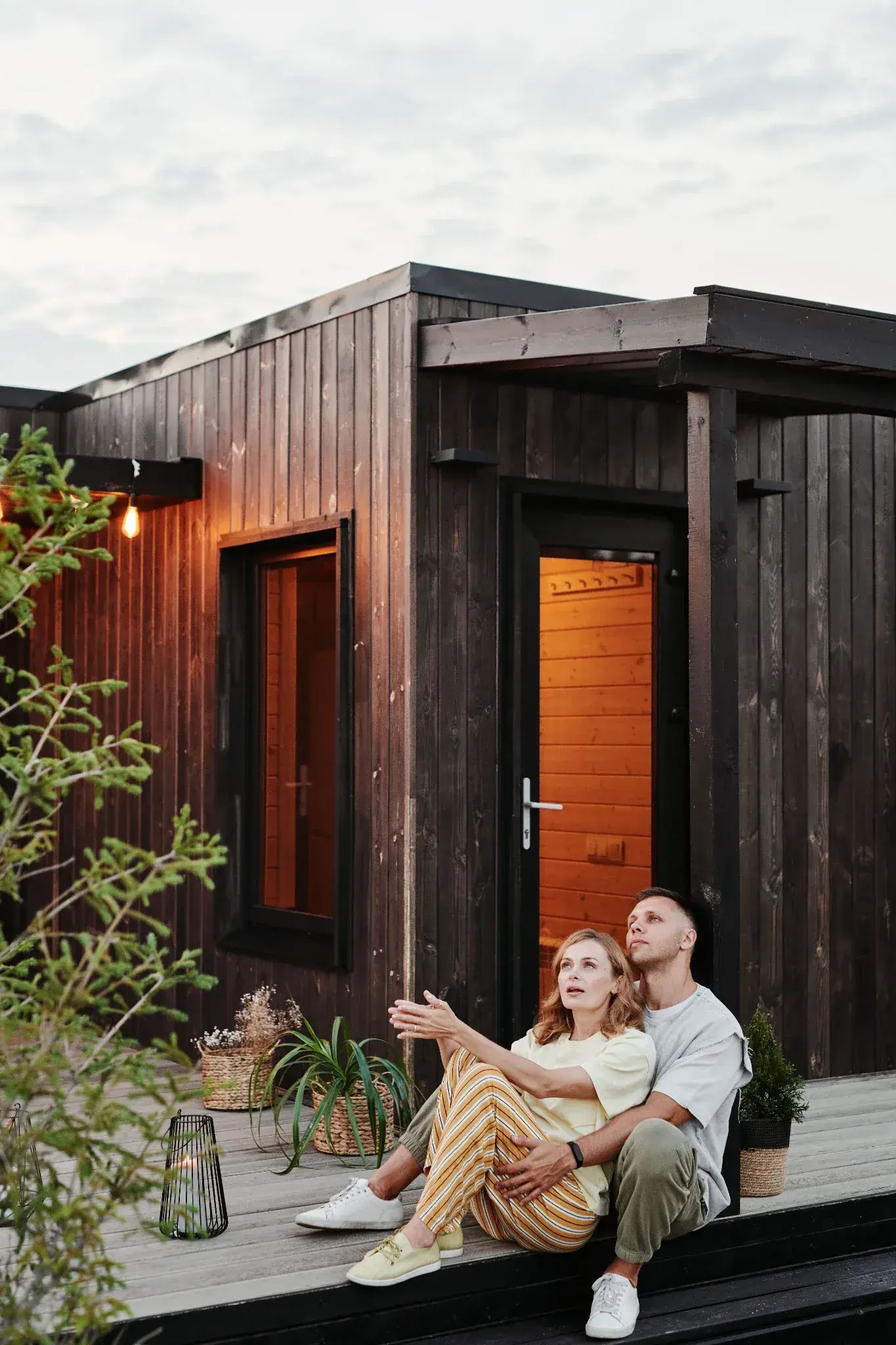 Couple dans un logement en bois