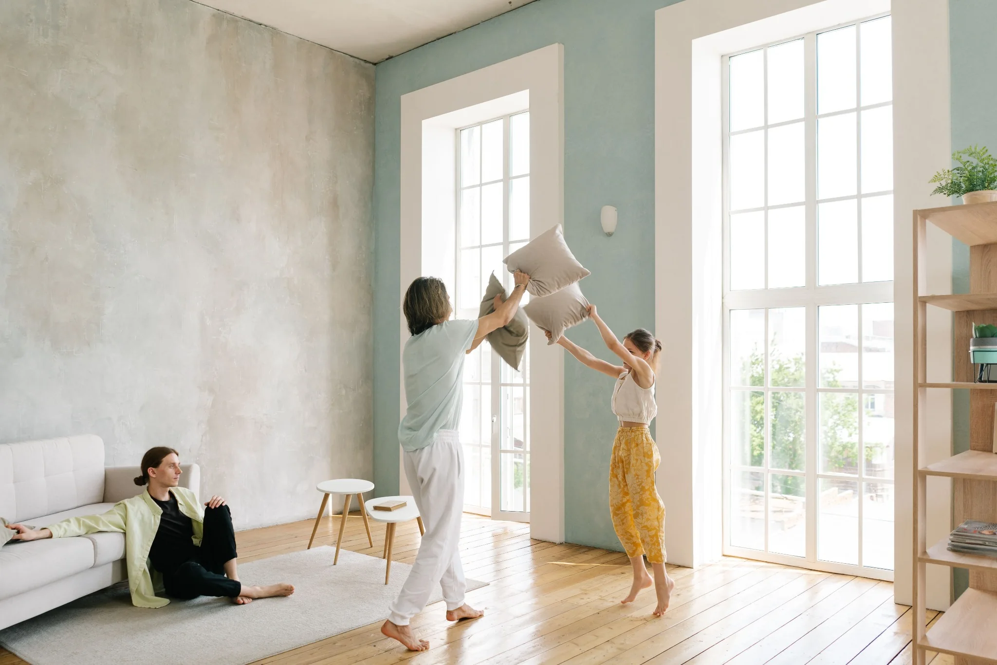 Familia instalándose en su vivienda, pasos para solicitar una hipoteca al 100 %